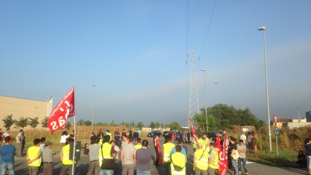 E’ partito alle tre di questa mattina lo sciopero, con relativo blocco dei cancelli, di un centinaio di lavoratori e lavoratrici dei magazzini della multinazionale dell’abbigliamento H&M a Stradella, in provincia di Pavia, per protestare contro le condizioni di lavoro imposte dalle cooperative che gestiscono l’appalto all’interno dello stabilimento. Sostenuti dal sindacato di base e conflittuale Si Cobas, operai e operaie chiedono: la fine dei contratti part time a fronte di 200 ore mensili effettive e dei contratti a tempo determinato nonostante anni di lavoro in magazzino, il rispetto del Ccnl e buste paga regolari. DA RADIONDASURTO.ORG