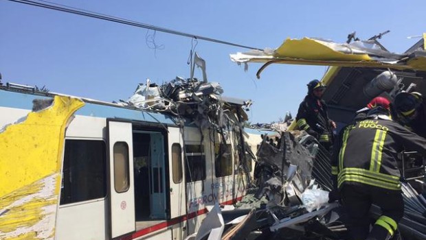 Redazione di Operai Contro, avete ragione gli assassini sono i padroni delle ferrovie, i politici puglesi sono i parassiti responsabili e gli amministratori pugliesi. Sono loro iresponsabili di questa e tante altre stragi. I magistrati di Trani la smettano con le cazzate e si curino i calli al culo Raffaele Cantone ( il presidente dell’anticorruzione) afferma: il disastro ferroviario in Puglia “evidenzia purtroppo un oggettivo collegamento con la corruzione”,  sottolineando che l’incidente “è frutto probabilmente di un errore umano, ma anche conseguenza di un problema atavico del nostro Paese di mettere in campo infrastrutture inadeguate ed una delle ragioni […]