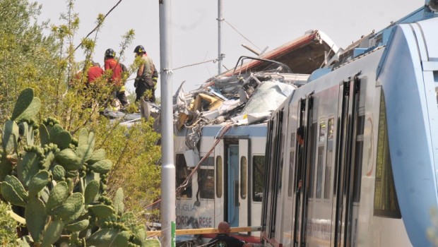 Redazione di Operai Contro. i magistrati di Trani sono sicuri si tratta di un errore umano. Daranno la responsabilità ai due macchinisti. Forse i magistrati di Trani chiamano errore umano la ricerca dei massimi profitti dei padroni? I padroni parlano di treni modernissimi, peccato che il sistema di controllo in caso di ostacoli sui treni era inesistente Sul sito delle ferrovie Nord Barese si legge che il raddoppio della linea ferroviaria Corato-Andria sarebbe dovuto terminare nel giugno 2015. Come sono bravi i padroni. Loro sapevano che il binario unico era pericoloso. Oggi dicono che se non è stato realizzato […]