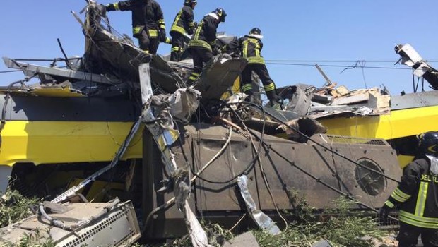 Redazione di Operai Contro, Al momento,  il bilancio ufficiale è di 23 morti accertati e 15 feriti ancora ricoverati negli ospedali pugliesi, di cui una dedina in gravi condizioni. “Una tragedia inammissibile”, per il capo dello Stato Sergio Mattarella. “Bilancio assurdo e inaccettabile”, ha scritto il premier Matteo Renzi su Facebook, dopo essersi recato in Puglia. La procura di Trani indaga per omicidio colposo plurimo e disastro ferroviario. Al momento il fascicolo è stato aperto a carico di ignoti. Mattarrella smettila, Renzi sbruffone ieri sei venuto in Puglia a caccia di voti, procura di Trani non inventate balle. La […]