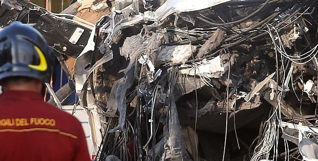 Redazione di Operai Contro, E’ salito a 27 il numero delle vittime dello scontro fra i due treni che viaggiavano lungo la linea ferroviaria Bari nord, fra Corato e Andria. Sono, invece, una cinquantina i feriti, ricoverati negli ospedali della zona, la maggior parte dei quali ad Andria, Corato, Barletta, Bisceglie, alcuni a Terlizzi, al policlinico di Bari. Il numero delle vittime dello scontro tra i due treni di linea della Bari Nord potrebbe essere destinato a salire ulteriormente. L’impatto frontale, avvenuto all’inizio di una curva su binario unico, è avvenuto in aperta campagna. Uno dei due convogli era partito da […]