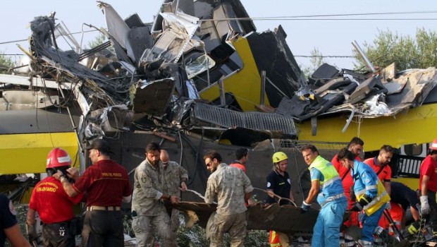 Redazione, La strage ferroviaria tra Corato e Andria si poteva evitare.  Dalle indagini emerge che sarebbe bastato un investimento di poco meno di due milioni di euro per salvare quelle 23 vite. L’incidente di Corato non è solo figlio infatti del binario unico. Ma dal fatto che questo tratto ferroviario (esattamente quello che va tra Andria e Corato) sia il solo binario unico in Italia senza alcun sistema di controllo automatizzato. Una situazione simile esiste soltanto in Salento, nella zona di Gallipoli, zona di competenza delle Ferrovie sud Est, ma lungo quella tratta è in servizio un’unica vettura( i […]