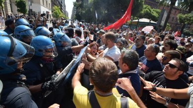 Redazione di Operai Contro, il buffone degli 80 euro riprende a girare l’Italia per raccogliere voti. Il buffone si vanta di dare soldi ai padroni, ai politici e agli amministratori, soldi già decisi dalla precedente amministrazione. Il governo Renzi è l’autore dell’ennesimo regalo ai padroni dell’ILVA. Non gliene frega niente che i padroni dell’ILVA ammazzino noi operai e i nostri figli. I sindacalisti mazzettari di FIOM-FIM-UILM gli leccano il culo aspettando la prossima mazzetta Un operaio di Taranto dalla Repubblica TARANTO – Il premier Matteo Renzi è tornato a Taranto dopo quasi due anni dalla sua prima visita per […]