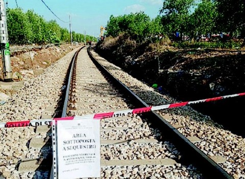 Redazione di Operai Contro, i 23 morti del disastro ferroviario tra Corato e Andria sono ormai dimenticati I pm di Andria cercano i colpevoli? Nessun padrone, politico e amministratore è stato arrestato. Tutti i papaveri avevano fatto dichiarazioni solenni, ora brindano Operai è questa la realtà se si spera nella giustizia dei padroni si può solo morire disperati Un operaio Pugliese