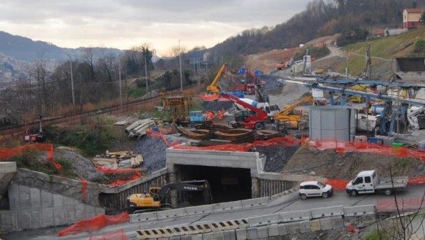 da ilsole24ore I sub-appalti per la realizzazione dell’infrastruttura ferroviaria del cosiddetto “Terzo valico” erano nelle mani della ‘ ndrangheta. Dalle prime ore della mattinata, in Liguria, Calabria, Lazio e in altre regioni del nord, è in corso una vasta operazione condotta dalle Squadre mobili di Genova, Reggio Calabria, Savona e dal Servizio centrale operativo (Sco) nonché dalla Dia di Genova, con numerosi arresti e perquisizioni a carico di appartenenti alla cosche Raso-Gullace-Albanese e Parrello Gagliostro, indagati per i reati di concorso esterno in associazione mafiosa, corruzione, intestazione fittizia di beni e società. operazione Dda a reggio calabria 15 luglio […]