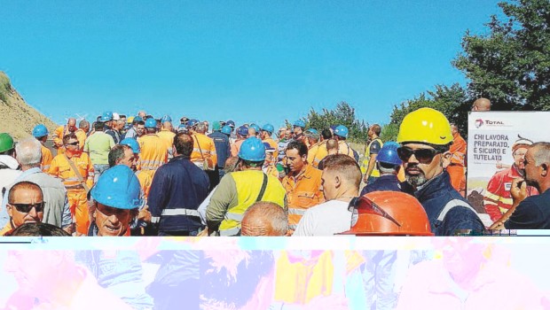 Redazione di Operai Contro, i padroni della Total oltre gli appoggi del governo Renzi, possono contare sull’appoggio dei sindacalisti. Non è difficile I padroni da molto tempo, in ogni regione d’Italia, licenziano operai ( italiani e emigranti) assunti a 9 € l’ora per sostituirli con altri operai che sono costretti ad accettare 4 € l’ora I sindacalisti sono sermpre stati zitti e hanno messo la mazzetta nel portafoglio La Total distrugge la Basilicata e ammazza gli operai La Total in Basilicata sostituisce gli operai a 9 € con quelli a 4€ Questa volta i sindacalisti si sono messi alla […]