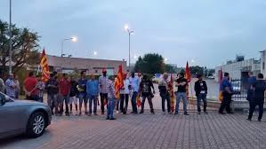 &nbsp; Redazione, Sono in corso in questo momento, agitazioni davanti ai cancelli di Granarolo (via san giovanni bosco 37 usmate velate) in occasione della visita del presidente, gli operai chiedono semplicemente l’assunzione da parte del committente (avendo dopo 15 anni maturato tutti i requisiti), al contempo denunciano l’immobilismo e la complicità di cgil-cisl-uil. Il sistema di sfruttamento nelle cooperative in Granarolo è tra i peggiori. SEI PUOI PASSARE A TROVARCI TE NE SAREMMO GRATI. Gli operai di Granarolo