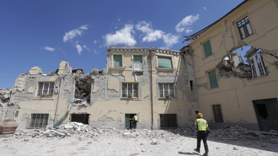 Ho percepito in diretta la lunga scossa di terremoto, che ha sconvolto alcune zone dell’Italia Centrale. In questo periodo, da molti anni, mi trasferisco a Urbania. Al confine con Urbino – e anch’essa città ducale. Così, nella notte fra martedì 23 e mercoledì 24 agosto ho sentito muri e pavimento muoversi, le lampade oscillare e molti oggetti battere e scivolare. Ho cercato subito sui siti una notizia, un’informazione. Ma avevo capito. Troppo facile immaginare cosa fosse successo. Il problema era “dove”. E con quali effetti. Pochi istanti e la mia attesa veniva – per così dire – soddisfatta. La […]