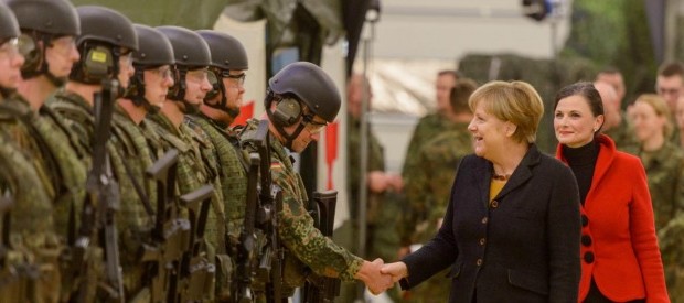 DAL FATTO Il governo tedesco, dopo aver presentato il primo piano di difesa civile dalla fine della Guerra Fredda, nel quale invita i cittadini a “fare scorta di cibo e acqua” contro il terrorismo ed eventuali guerre, sta valutando se reintrodurre il servizio militare obbligatorio, abolito dal Bundestag cinque anni fa. La notizia dell’intenzione del cancelliere Angela Merkel è stata pubblicata dall’agenzia stampa locale Dpa, dopo aver letto un documento confidenziale sulle nuove strategie per la sicurezza. Berlino sta riesaminando il proprio sistema di difesa militare alla luce dell’allerta terrorismo e delle nuove tensioni con la Russia. Il piano per la difesa […]