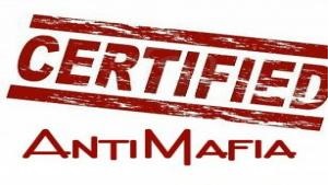 Redazione di Operai Contro, Ad essere licenziati, sono gli operai dell’Ati group, della Edilmar e della Italtecna, e cioè le società che un tempo rappresentavano il ramo edile dell’impero di Michele Aiello, il ricchissimo ingegnere condannato a 15 anni di carcere per associazione mafiosa, storico prestanome del boss Bernardo Provenzano, specializzato nella gestione di cliniche di lusso, prima tra tutte la Santa Teresa. Redazione, il padrone è un mafioso, è un delinquente, e gli operai vengono licenziati? Che dobbiamo  fare noi operai chiedere il certificato dell’antimafia ai padroni? Un operaio della Edilmar