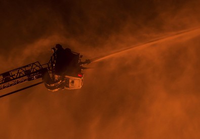 Redazione di Operai Contro, dopo tre giorni, nonostante l’intervento della guardia nazionale, la guerriglia a Milwaukee non si ferma. Gli afroamericani protestano per l’uccisione di un ragazzo nero. Migliaia di afroamericani scendono in piazza per manifestare contro la polizia e i politici USA. Le proteste si trasformano in violenza: diverse auto vengono date alle fiamme, viene dato fuoco a una stazione di servizio e a molti edifici e i pompieri non riescono a contenere le fiamme a causa dei colpi di arma da fuoco sparati. I padroni USA e i loro politici sono dei criminali assassini Un lettore