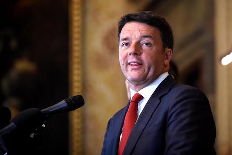 Caro Operai Contro, il rapporto Censis uscito ieri, riconosce nel governo Renzi l’artefice della «seconda era del sommerso». Questo è il risultato di una «prolungata e infeconda sospensione, dove le manovre pensate in affannata successione non hanno portato i risultati attesi». I partiti politici e le banche – prosegue il Rapporto Censis – sono agli ultimi posti dei soggetti graditi. Una solenne bocciatura della classe politica, della finanza e della società dei padroni. Domani diamo un’altra batosta a Renzi, votiamo No al referendum costituzionale. Saluti da un lettore  Tratto dal rapporto Censis 02 Dicembre 2016 02 Dicembre 2016 l’Italia […]