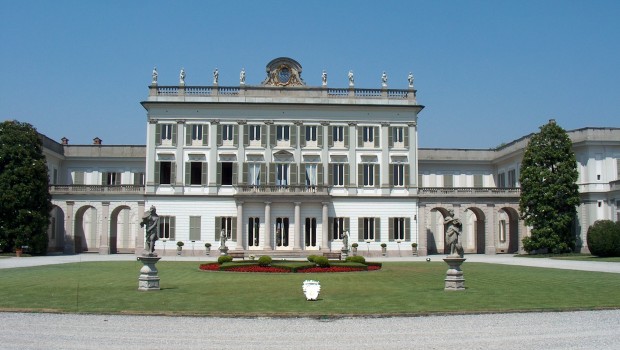 Caro Operai Contro, la stangata del 40% in più sulle tariffe del bus scolastico, il sindaco di Cassano d’Adda dice che non lo voleva, ma è stato inevitabile. Renzi ha tagliato i finanziamenti ai comuni e questi si rifanno stangando sulle tariffe dei servizi. La “buona scuola” di Renzi si rivela la “cara scuola” che sempre più seleziona gli studenti, sulla base delle possibilità economiche delle famiglie. Anche la stangata sulle tariffe del bus va in questo senso. Saluti da un lettore   Monica Autunno per il Giorno della Martesana Scoppia la polemica sul servizio di trasporto. L’abbonamento mensile […]