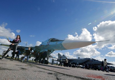 Redazione di Operai Contro, dopo l’accordo Russia-Iran entra in campo anche la Cina.  La seconda potenza economica mondiale, e ormai militare, muove i primi passi per unirsi alla collaudata alleanza russo-iraniana a sostegno del regime di Damasco Il dittatore Siriano Assad ha un nuovo alleato. I soldati Iraniani,  gli Hezbollah Libanesi, i mercenari Curdi, combattono al fianco delle truppe di Assad. Intanto gli assassini Russi possono continuare comodamente a bombardare i civili Mosca annuncia di aver colpito obiettivi all’interno della Siria partendo dall’Iran. Il ministero della Difesa russo ha confermato di aver schierato in Iran i bombardieri a lungo […]