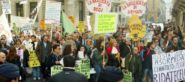 Redazione di Operai Contro, nell’Italia dei padroni è ripresa la schedatura degli oppositori Gli operai che esprimono una loro opinione sul padrone, vengono licenziati e schedati. Il caso più conosciuto è quello dei 5 operai di Pomigliano. Molti altri operai sono stati licenziati per aver espresso la loro opinione. Eppure l’articolo 21 della Costituzione garantisce la libertà d’opinione Dopo la schedatura, le denunce e gli arresti dei NO-TAV il lavoro di schedatura è stato migliorato dal ministro Alfano Le associazioni ambientaliste della Basilicata finiscono nella lista nera di Alfano Il governo Renzi non scheda i padri onesti amministratori di […]