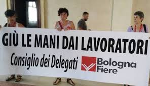 Redazione di Operai Contro, alle volte si ha difficoltà a dare notizia dei licenziamenti di lavoratori. Vi invio un post di Carmillaonline.com pubblicato il 13 agosto 2016 Un operaio bolognese [La lotta dei lavoratori della Fiera di Bologna, colpiti da 123 licenziamenti per raddrizzare i disastri provocati dal management, potrebbe sembrare simile ad altri episodi che avvengono in tutta Italia (e in tutta Europa). Invece ha una specificità che la rende particolarmente emblematica. La controparte è infatti in larga misura istituzionale, e coinvolge Comune, Regione Emilia Romagna, Città Metropolitana, oltre a banche e associazioni padronali. La quintessenza del renzismo […]