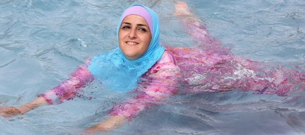 Redazione di Operai Contro, Alcuni sindaci francesi hanno vietato alle donne l’uso del burkini sulle spiagge. Salvini, capo della lega  Nord, considera il burkini simbolo di violenza e invita i sindaci a proibirlo Il premier francese Manuel Valls è il capo degli imbecilli ed ha affermato: ll burkini è “incompatibile con i valori della Francia”  Secondo Valls, il costume da bagno islamico costituisce una “provocazione” ed una “visione arcaica” secondo cui le donne sono “indecorose, impure e che quindi dovrebbero essere completamente coperte”. Le donne francesi faranno bene a chiedere agli imbecilli del governo Francese, la divisa da indossare […]