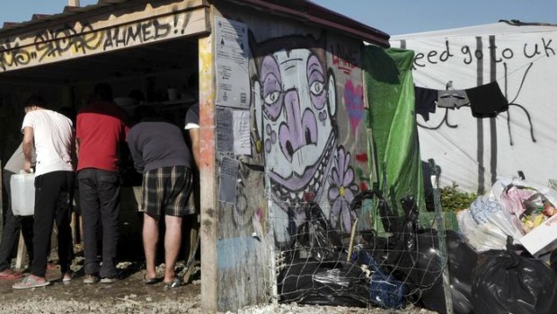 Redazione di Operai Contro, nella “giungla” di Calais vi sono più di 10 mila emigranti Il governo Francese diceva di aver risolto il problema, ma non ha risolto niente. La tensione è sempre più alta a Calais, porto del nord della Francia in cui si accalcano migliaia di migranti che sperano di raggiungere la Gran Bretagna. Il numero di profughi è in costante crescita, sfiora – e presto supererà – quota 10 mila. La “giungla” di Calais è l’equivalente di una piccola citta della Bretagna : Tende e ripari di fortuna si ammassano a ridosso delle casette di legno […]