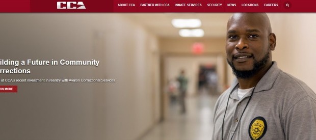 Redazione di Operai Contro, forse il Dipartimento di Giustizia USA metterà fine all’utilizzo delle prigioni gestite da due grandi gruppi quotati, Corrections Corporation of America e The Geo Group. Hanno finanziato entrambi i candidati alla Casa Bianca. Ricevono in media 70 dollari al giorno per ognuno dei 195mila detenuti ospitati nelle loro strutture, ma ne spendono solo 12 per la loro cura. Le carceri private americane non hanno niente da invidiare a Guantanamo e alle prigioni Turche. I detenuti sono al 90% afro-americani. Le carceri USA sono il punto di arrivo della società prigione del capitalismo Gli USA e […]