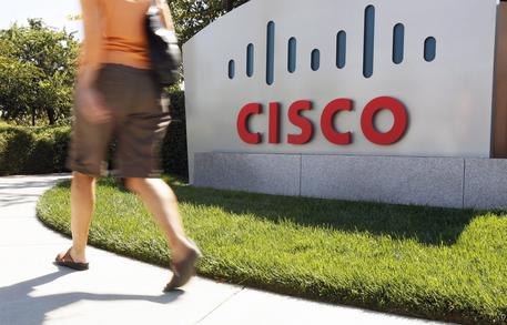 Redazione di Operai Contro, Cisco System, il più grande gruppo al mondo nella produzione di apparati di networking, si appresta a tagliare fino a 14 mila dipendenti( in gran parte operai) nel mondo, pari al 20% della sua forza lavoro.  I tagli verranno annunciati nelle prossime settimane mentre piani di prepensionamento sono stati già offerti ai dipendenti. Gli esuberi rientrano nel disegno di spostare il baricentro del gruppo Usa dalla produzione di hardware a quella di software. Un dipendente CISCO