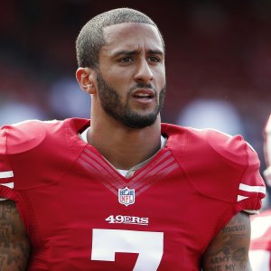 Redazione di Operai contro, Colin Kaepernick, quarterback dei San Francisco 49ers, è rimasto seduto durante l’esecuzione dell’inno prima della sfida casalinga contro i Green Bay Packers: Colin ha detto: ”Non mi alzo per mostrare orgoglio verso la bandiera di un paese che opprime i neri” Colin ha fatto bene Uno sportivo