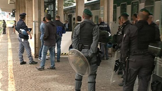 Caro Operai Contro, un gruppo di migranti che da Como voleva raggiungere la Svizzera, è stato respinto dalla polizia in tenuta antisommossa, con il pretesto che i migranti non avevano il biglietto del treno! La televisione ci mostra migranti respinti in vari paesi, alle dogane, alle nuove frontiere fatte con il filo spinato. In Italia invece i migranti verso la Svizzera, vengono fermati perché non hanno il biglietto per il treno! Come dire che i migranti che s’imbarcano, non hanno regolare biglietto, si lasciano partire barconi insicuri e i migranti muoiono naufraghi. Non pagano il biglietto, per questo non […]