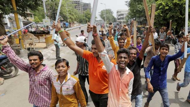 Redazione di Operai contro, dopo i grandi scioperi operai in India,le caste più basse si ribellano Un lettore In India sta iniziando una lenta rivoluzione senza precedenti. È la rivolta degli straccioni, degli spazzini, degli spala-fogne, degli ultimi e bistrattati cittadini della più popolosa democrazia del mondo. Per la prima volta in molti decenni, i Dalit, membri della casta più bassa nella gerarchia induista, si stanno ribellando alle violenze di cui sono da sempre vittime. In risposta alla recente fustigazione pubblica di quattro addetti alla concia del pellame, è infatti scattato uno sciopero di migliaia di Dalit che sono […]