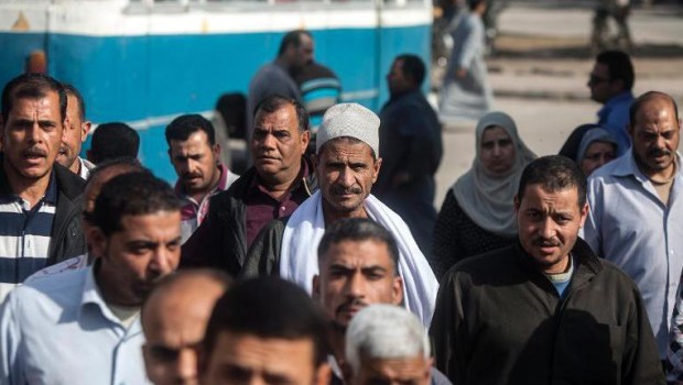 A cura di Focus Middle East Roma, 23 agosto 2016, Nena News – Esponenti di spicco del mondo sindacale egiziano hanno lanciato una lettera aperta chiedendo ai sindacati e ai lavoratori di tutto il mondo di mobilitarsi in solidarietà con gli operai dei Cantieri Navali di Alessandria, sui quali pende un verdetto della corte militare che è stato nuovamente rimandato al 18 settembre [leggi qui il nostro articolo precedente sulla questione]. In attesa di una sentenza, i lavoratori dovranno subire un altro mese di detenzione in condizioni orribili, semplicemente per essersi organizzati per un miglioramento della paga e delle […]