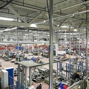 dalla Repubblica Electrolux Italia dovrà restituire a 120 dipendenti pacchetti di ferie compresi fra le 20 e le 80 ore ciascuno che avrebbe illecitamente applicato fra il 2012 e il 2013 aggregando arbitrariamente piccole serie di ore a ridosso – o in sostituzione – di ore di cassa integrazione, senza alcuna comunicazione agli interessati ed ai sindacati. Lo ha stabilito il giudice del lavoro di Pordenone Angelo Riccio Cobucci, come conseguenza di un ricorso presentato dalle Rsu di Susegana. A comunicarlo sono le stesse rappresentanze sindacali, le quali sottolineano come la base di lavoratori che avrebbero subito l’ingiusto trattamento […]