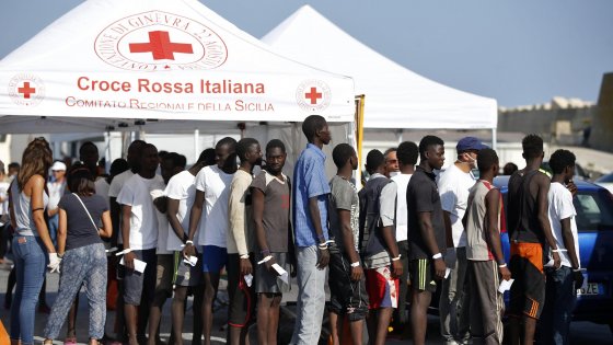 Redazione di Operai Contro, per gli emigranti è già stato introdotta la divisione tra profughi ed emigranti economici. Gli emigranti per motivi economici non hanno diritto alla protezione internazionale. Gli emigranti vengono espulsi e mandati a morire di fame nelle terre in cui erano nati. I profughi possono fare domanda di protezione internazionale.i tribunali rispondono dopo due o tre anni. Se la risposta è no, i profughi potevano fare appello. Il ministro della giustizia Orlando è un democratico vero, ha deciso di snellire le procedure di espulsione. Gli emigranti non potranno fare appello contro il no Un operaio senegalese […]