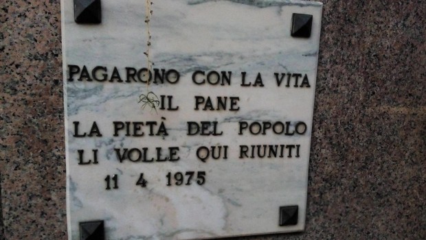 Chi muore sotto le case di cartone e chi muore sotto le macerie di una fabbrica illegale di fuochi di artificio, cosi’ vogliamo ricordare i nostri morti i 5 licenziati fiat Molti giovani non conoscono il fatto.Ripubblichiamo un articolo di Sara Picardo del 11 aprile 2011 pubblicato su rassegna.it 11 aprile 1975. Passata ora di pranzo. A Sant’Anastasia, in provincia di Napoli, si sente un boato. La fabbrica Flobert, che produce proiettili d’arma giocattolo e fuochi d’artificio, è esplosa. Dodici le vittime, tutte giovani. I capannoni erano situati in contrada Romani, alle pendici del Monte Somma, nel vesuviano. Sono […]