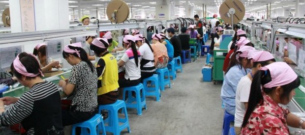 Redazione di Operai Contro, la crisi spinge i padroni a imporre agli operai condizioni terribili. Spesso gli operai scelgono la morte piuttosto che continuare il lavoro di schiavi salariati.  Gli operai devono sotterrare i padroni Un giovane operaio dalle notizie di cronaca “Ancora due morti in un impianto della Foxconn. Due casi diversi tra loro, che riportano l’attenzione sulle fabbriche cinesi della società taiwanese, fornitore di alcune delle principali aziende tecnologiche globali, da Apple a Hp. I due operai lavoravano entrambi a Zhengzhou, città nella Cina settentrionale, tra i principali centri di produzione dell’iPhone. All’inizio della scorsa settimana, riporta […]