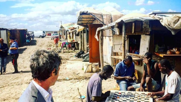 Oggi 22 agosto 2016 il ministro dell’(in)giustizia Orlando si è presentato alla Prefettura di Foggia per discutere di “sfruttamento e malavita” nel settore agricolo foggiano con i sindacati confederali e le organizzazioni padronali. Erano presenti anche gli assessori all’agricoltura e al bilancio della Regione Puglia. I diretti interessati, le persone che quotidianamente si spezzano la schiena nei campi e subiscono lo sfruttamento più estremo non sono stati invitati all’incontro. Come Comitato Lavoratori delle Campagne e Rete Campagne in Lotta abbiamo deciso di presentarci lo stesso davanti alla Prefettura, per contestare il ministro e i vari responsabili che hanno, ancora […]