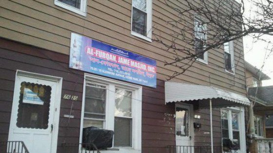 Redazione di Operai Contro, dopo le uccisioni dei giovani neri in America si è aperta la caccia ai mussulmani Un IMAM della moschea del quartiere di Queens a New York, è stato ucciso con diversi colpi d’arma da fuoco,  tornando a casa al termine della preghiera. Ucciso anche un altro mussulmano, il suo assistente. Chiaramente l’efficiente polizia non c’era. Per la polizia dei padroni USA, i due uomini sarebbero stati vittima di un tentativo di furto e non di un cosiddetto “crimine di odio”. I Musulmani in centinaia si sono radunati nei pressi del luogo dell’ uccisione chiedendo giustizia […]