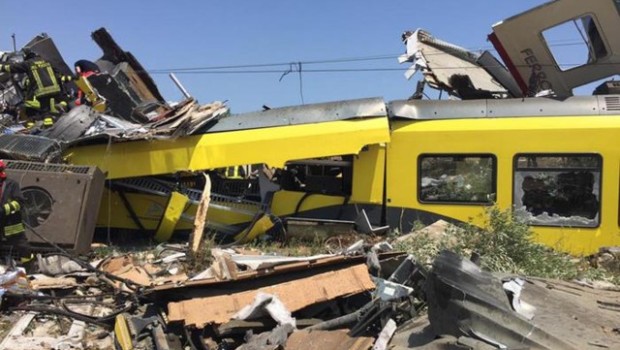 Redazione, 23 morti e 52 feriti. Questo è stato il terribile bilancio dello scontro, il 12 luglio scorso, fra due treni della Ferrotramviaria – Ferrovie del Nord barese nella tratta Andria-Corato. A un mese dal disastro ferroviario i magistrati della Procura di Trani stanno ancora indagando. Sei sono, attualmente, gli iscritti nel registro degli indagati: i capistazione di Andria, Vito Piccarreta, e di Corato, Alessio Porcelli, il capotreno del convoglio partito da Andria, Nicola Lorizzo, rimasto ferito nello schianto, il direttore generale di Ferrotramviaria, Massimo Nitti, il direttore di esercizio, Michele Ronchi, e la presidente della società, Gloria Pasquini. […]