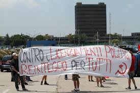 dA IL FATTOVESUVIANO cinque ex operai dello stabilimento Fca di Pomigliano d’Arco, che dal 24 agosto sono in presidio permanente davanti alla fabbrica in attesa della causa d’appello contro il licenziamento avvenuto due anni fa, hanno deposto ieri 12 garofani rossi sulla lapide in memoria delle vittime della Flobert fabbrica di fuochi d’artificio, esplosa nell’aprile del 1975 a Sant’Anastasia, provocando la morte di 12 operai, per onorare le tute blu e anche tutte le vittime del terremoto del 23 agosto. «I cinque licenziati Fca – si legge sul bigliettino a corredo dei fiori deposti nel cimitero di Sant’Anastasia – ricordano gli […]