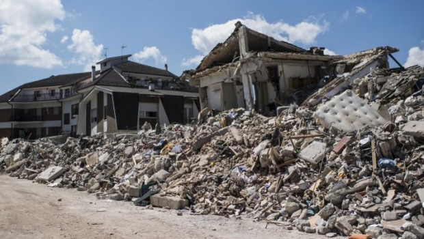 Redazione di Operai Contro, “Il terremoto non uccide. Uccidono le opere dell’uomo!”, così il vescovo di Rieti, monsignor Domenico Pompili, nell’omelia della messa funebre ad Amatrice. Lo ha capito anche la chiesa. Non si può continuare il giochetto dele terremoto dell’Aquila. Hanno ucciso gli uomini: padroni, politici, amministratori I padroni che usano la sabbia al posto del cemento. I politici che promettono la prevenzione antisismica e non fanno niente. Gli amministratori che non controllano i lavori  dei padroni e le balle dei politici. La magistratura non ha ancora fatto arrestare nessun padrone, nessun politico, nessun amministratore. Questa volta non […]