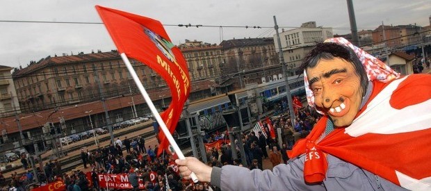 di Daniela Padoan   Brutti tempi, quelli in cui il diritto d’espressione e di satira, per quanto estrema, vale per Charlie Hebdo ma non per gli operai che manifestano in modo pacifico fuori dai cancelli della fabbrica che li ha messi in cassa integrazione. Brutti tempi davvero, se l’espressione della protesta deve essere pagata con un licenziamento notificato dall’azienda e considerato legittimo dal giudice del lavoro, ovvero dalla figura istituzionale chiamata a giudicare mettendo su pari piatti della bilancia i potenti e gli inermi: da un lato – in questo caso – la Fiat, dall’altro cinque operai ex cassintegrati che cercavano, nel silenzio dei media e nell’indifferenza […]