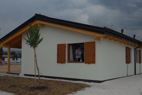 Redazione di Operai Contro, sono un sopravvissuto del terremoto del 2009 in Abruzzo. Mi monta la rabbia quando sento parlare di MAP ( moduli abitativi provvisori) Noi sopravvissuti di Onna dovevamo restare poco tempo nei MAP. Invede non è cosi. Dal 2009 al 2016 abitiamo ancora nei MAP. I moduli Map sono  ‘Mini città’ che, di provvisorio hanno solo il nome Renzi e Renzo Piano parlano di 50 anni per la ricostruzione A mio parere non ricostruiranno mai le case. Ricostruiranno le Chiese, le caserme dei carabinieri, gli uffici  per la riscossione delle tasse Un sopravvisasuto di Onna