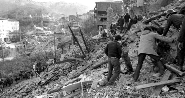 Caro operai Contro, dopo il castigo venuto dagli inferi della terra, il cielo cominciò a lacrimare, e fu pioggia, fango e già freddo di notte per i 4.695 terremotati nelle tendopoli. Ai solerti giornalisti veline del governo, tra lo stupore più inverosimile non rimane che prenderne atto: per i terremotati sotto le tende non c’è pronta alcuna soluzione, e di approntato vi son solo promesse. Renzi fino l’altro ieri ha blaterato che le tende erano provvisorie, questioni di giorni e poi tutti nelle case di legno e/o “moduli”. Ma erano tutte chiacchiere. Per i terremotati non c’è niente di […]