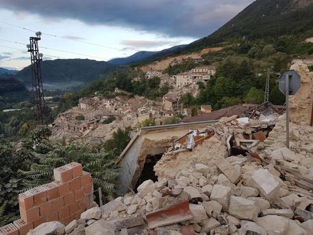 Redazione di Operai Contro, Nel centro Italia, come all’Aquila. Inizia il calvario della popolazione Un operaio di Ancona cronaca ANSA Terremoto nel centro Italia, in provincia di Rieti e tra Umbria e Marche. Due morti a Pescara del Tronto (Ascoli Piceno), centro devastato dal sisma. Due cadaveri sono stati estratti alcuni minuti fa dalle macerie ad Amatrice, dove metà del paese è distrutto. Si scava per cercare persone sotto le macerie. Tre le scosse più forti. Una di magnitudo 6 è stata registrata alle 3:36. L’epicentro a 2 chilometri da Accumoli (Rieti) e 10 da Arquata del Tronto (Ascoli Piceno) […]