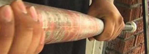 dalla ,Repubblica Spedizione punitiva a colpi di mazza da baseball senza un vero motivo scatenante contro quattro minori egiziani – due ragazzi di 17 anni e due di 16 –  ospiti del centro di accoglienza di San Michele di Ganzaria vicino Caltagirone. I tre sono stati avvicinati mentre facevano rientro nel centro da cinque siciliani tutti maggiorenni che si erano appostati ad aspettarli: tre hanno materialmente picchiato i minorenni, altri due li aspettavano in auto. Da quanto emerge dalle indagini dei carabinieri, che hanno già fermato tre dei cinque autori dell’imboscata, alla base dell’aggressione ci sarebbero futili motivi. Un […]