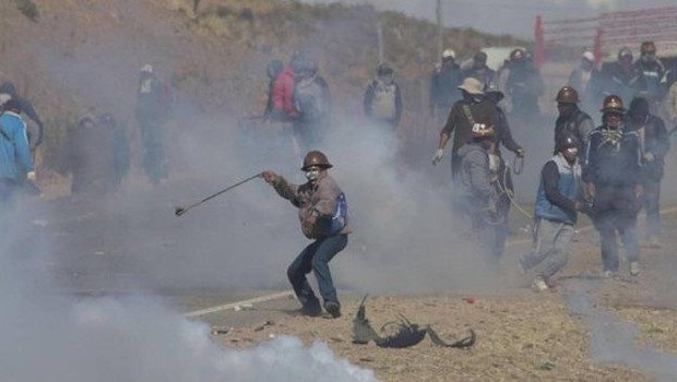 Caro Operai Contro, due minatori uccisi dalla Polizia in Bolivia, non hanno trovato spazio nei servizi giornalistici, finché (ma questo è ancora da verificare) sembra sia morto il viceministro dell’Interno. La morte di quest’ultimo è una deduzione, dal momento che il corpo non si trova né vivo né morto, il governo boliviano chiede ai minatori la restituzione della salma. Dopo la morte vera o presunta del viceministro, un centinaio di minatori sono stati arrestati. I due minatori sono stati uccisi dalla Polizia, in una fase della cruenta lotta che stanno conducendo. Lotta taciuta finora dai mezzi d’informazione, finché non […]