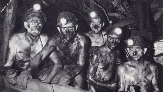Redazione di Operai Contro, i padroni europei sono responsabili oggi della strage di emigranti nel mediterraneo. E’ sempre stato così gli emigranti sono ricercati nella fase di espansione dell’economia borghese. Indicati come il male supremo quando la crisi avanza. Ma sempre gli operai emigranti sono stati spietatamente sfruttati Vi invio alcune notizie prese da Wikipedia La strge di minatori di Marcinelle avvenne la mattina dell’8 agosto 1956 nella miniera di carbone Bois du Cazier di Marcinelle, in Belgio. Si trattò d’un incendio, causato dalla combustione d’olio ad alta pressione innescata da una scintilla elettrica. L’incendio, sviluppatosi inizialmente nel condotto […]