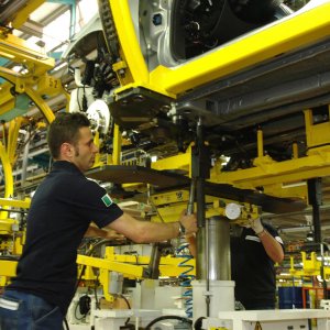 Redazione di Operai Contro, i sindacati hanno firmato con la FCA un contratto di solidarietà. 2369 operai dovrebbero rientrare con una riduzione dell’orario e del salario del 55%. I sindacati danno una mano a Marchionne per gestire gli esuberi.  1.303 operai sono in esubero, gli operai che dunque non sarebbero più utili in base all’attuale mole di lavoro assegnata alle Carrozzerie. Con i contratti di solidarietà azienda e sindacati spostano solo la data del licenziamento Un operaio FCA   Repubblica Questa volta a Mirafiori tornano al lavoro tutti gli operai della Carrozzeria. Se finora il rientro in fabbrica, per […]