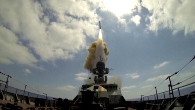 Redazione di Operai Contro, l’ONU ha dato il via libera ai bombardamenti USA e Russi sulla Siria. Ora l’ONU si è inventata la richiesta di tregua per motivi umanitari: ammazzare i civili, ma a stomaco pieno. I Russi si dicono disponibili a 48 ore di tregua divisi in 7 giorni. Era tutto un bluff. La Russia ha aumentato i suoi bombardamenti e ha lanciato dei missili su Aleppo. Intanto gli USA continuano i loro bombardamenti La strage in Siria continua Un lettore Dalla stampa Il giorno dopo essersi detta disponibile a negoziare un cessate il fuoco di 48 ore […]