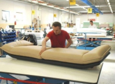 Redazione di Operai Contro, il padrone della Natuzzi è abituato a prendere soldi e licenziare operai. Al solito i sindacalisti al servizio di Natuzzi vogliono il tavolo. Le balle sui corsi sono finite i contratti di solidarietà a spese degli operai vanno avanti. Un operaio natuzzi dalla Gazzett dalla gazzettadelmezzogiorno di GIANLUIGI DE VITO Altre due date. Martedì 6 e venerdì 9 settembre. Appuntamento di nuovo a Roma, al ministero dello Sviluppo economico: è l’agenda dell’ultima spiaggia per i 330 dipendenti dell’impero Natuzzi fracassato dalla crisi. S’annuncia un autunno rovente, dopo un luglio di fuoco. Seduta ai tavoli romani, la […]