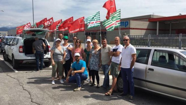 Caro Operai Contro, solo 3 giorni fa il sindacato aveva decretato presidio ad oltranza alla Omp (Officine Meccano Plastiche) di Lallio (Bergamo), contro il rischio di chiusura della fabbrica ed il licenziamento di tutti i 50 dipendenti. Ieri lo stesso sindacato ha firmato in Confindustria, l’accordo per cessazione dell’attività. Operai, con il sindacalismo amico del padrone, perdiamo ogni battaglia senza neanche poterla combattere. Dobbiamo dire basta al sindacalismo dei venduti e fare in proprio: organizzare il sindacalismo operaio. Allego 2 estratti dall’Eco di Bergamo con l’operato del sindacalismo venduto Saluti da un affezionato lettore   Da: L’Eco di Bergamo […]