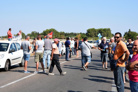 Redazione di operai contro. la Leadri ha deciso di licenziarci. I sindacalisti vogliono che ci sia data la cassa integrazione. Praticamente questi venduti vogliono che il licenziamento sia differito Gli operai edili delle aziende Leadri Srl, Co.Ce.Mer. spa, Pal Strade srl, dopo aver proclamato lo stato di agitazione, si sono riuniti questa mattina 4 agosto in assemblea presso il cantiere della strada statale 16 Maglie-Otranto (km 989) decidendo di spostarsi sulla strada 275, all’altezza di Scorrano (Lecce) per fare un presidio in segno di protesta contro i licenziamenti annunciati. Un operaio edile