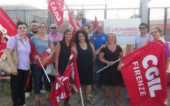 Redazione di Operai Contro, gli operai e le operaie dell’azienda di pulizie Ma.Ca, che opera presso la Leonardo (ex Galileo) di Campi Bisenzio, sono in sciopero per denunciare il mancato pagamento del salario. “Denunciamo il mancato pagamento del salario di luglio e la totale assenza di comunicazioni e motivazioni da parte dell’azienda” Probabilmente è segno che il padrone vuole licenziare Un operaio